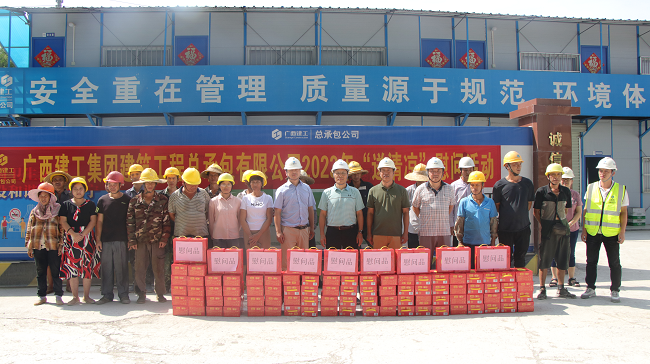 送清冷现场。。。。。蔡怡灵 摄（建图）.png
