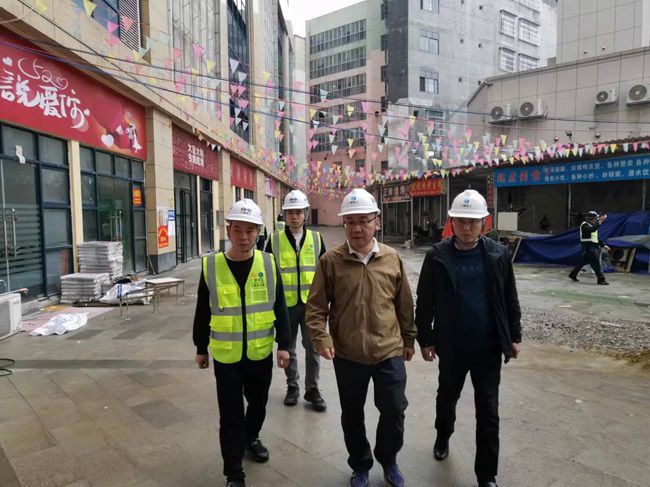 陆烜在巴马商贸中心调研领导。。。。。。（建图）.jpg