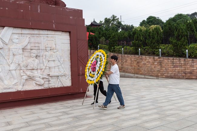1712453954130523.jpg 敬献花圈(建图).jpg