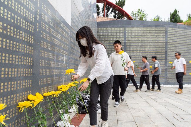 1712453973756240.jpg 敬献鲜花(建图).jpg