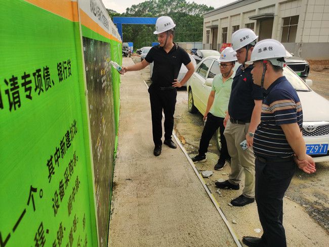 黎双荣听取项目情况介绍。。。。。。。李海宁摄（建图）.jpg