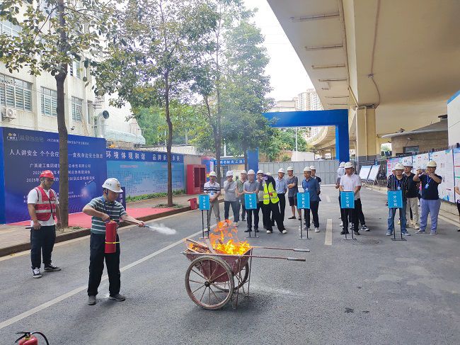 梅锦辉示芳火器操作。。。。。唬；；；；票ι 摄（建图）.jpg
