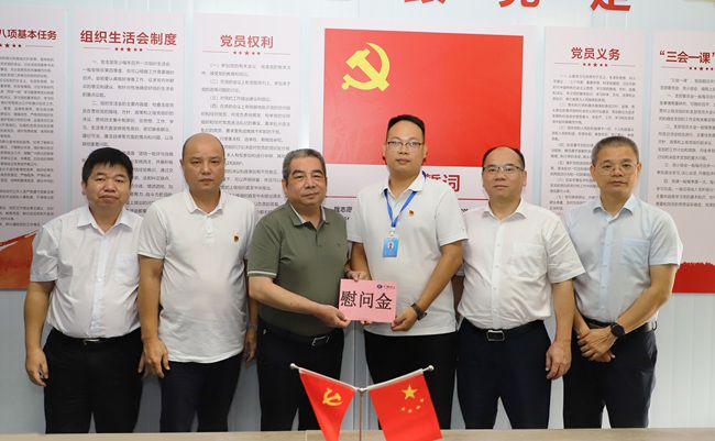 陈家坚为项目党员奉上慰问金（建图版）.jpg