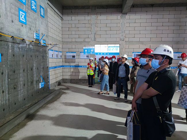 公司员工观摩。。。。。覃桂整 摄（建图）.jpg