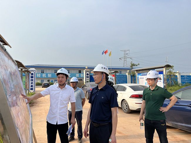 翟羽佳听取项目现场汇报。。。。。。。蒋佳伦摄（建图）.jpg