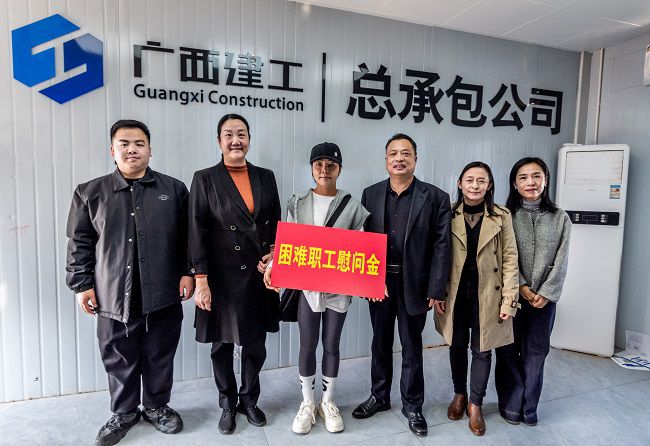 慰问难题职工蓝丽丽。。。。。郭奎君摄（建图0）.jpg